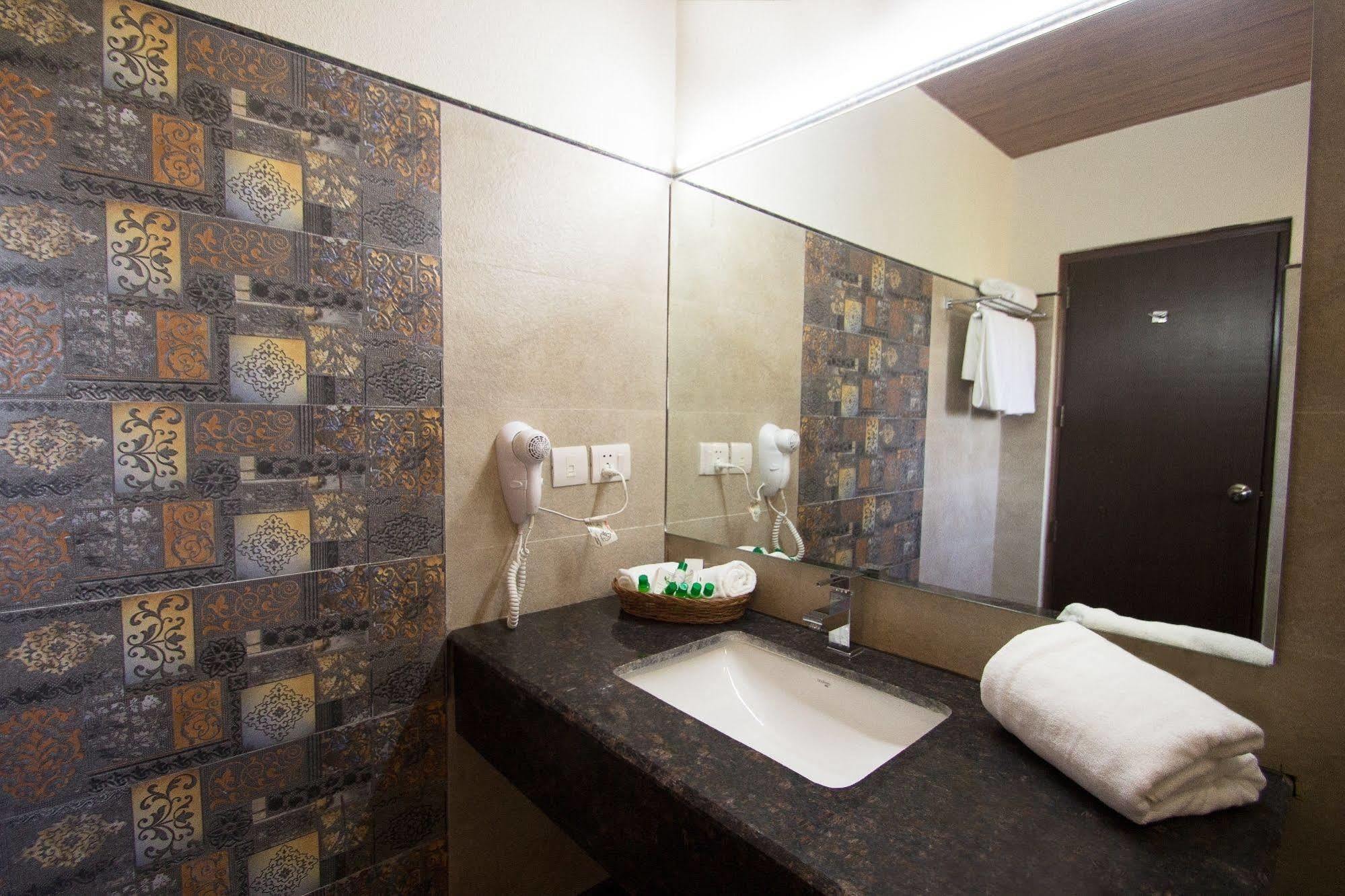 One Earth Royale Boutique Hotel Мусори Екстериор снимка